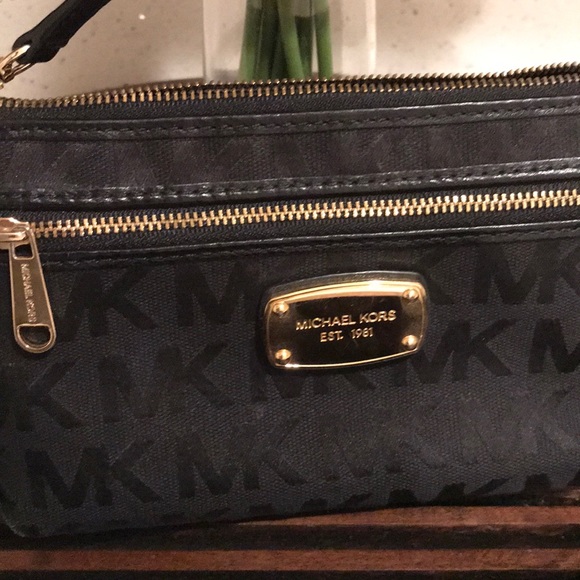 Michael Kors wristlet - Picture 2 of 7